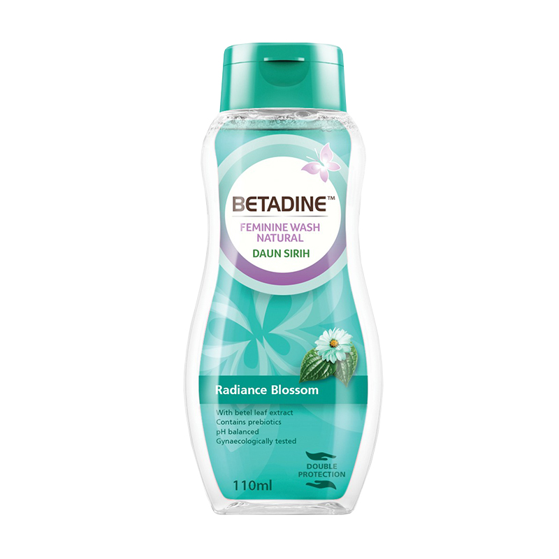 Betadine Feminine Wash Natural Daun Sirih Radiance Blossom 110ml | Gogobli